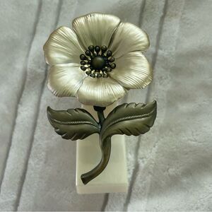 Bath & Body Works Cream w Green Leaves Wallflowers Plug In